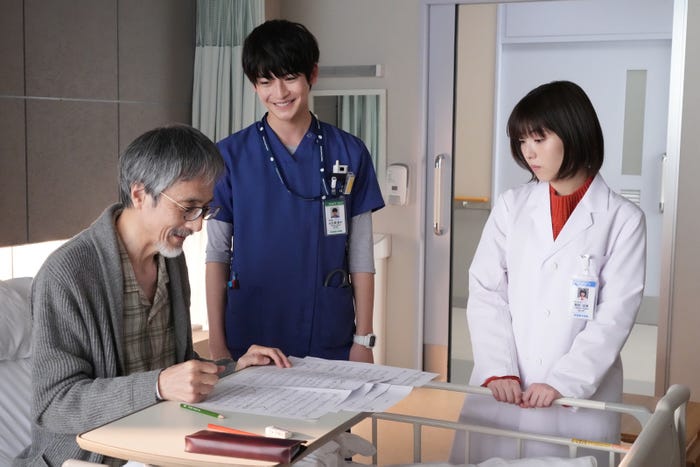 (左から)橋爪淳、高橋文哉、浜辺美波/「ドクターホワイト」第4話より (C)カンテレ