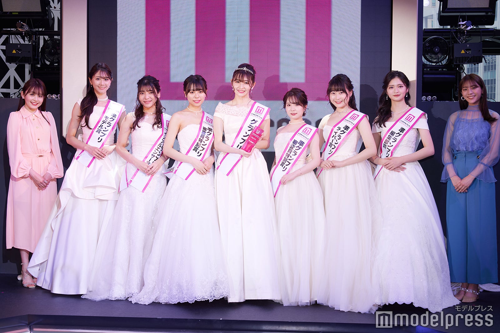 久間田琳加、斎藤恭代さん、石川舞華さん、湊崎みるさん、仲美由紀さん、AYANEさん、愛乃さん、HANAさん、貴島明日香／「ミスモデルプレス」表彰式の様子 （C）モデルプレス