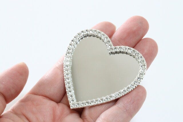 ダイソーの可愛いスマホミラー（フチビジュー）