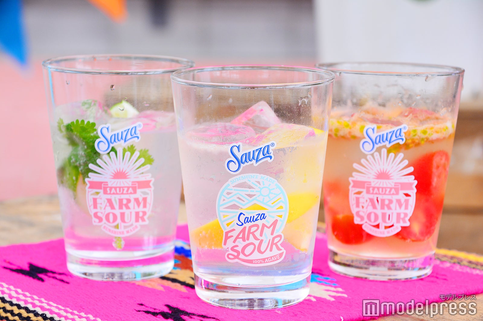 華やかな見た目がお洒落な「サウザファームサワー」（C）モデルプレス