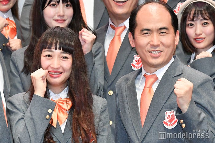 初代センターを務める斎藤司、小川暖奈 (C)モデルプレス