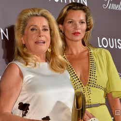 ケイト・モス(右)、カトリーヌ・ドヌーヴ(左)