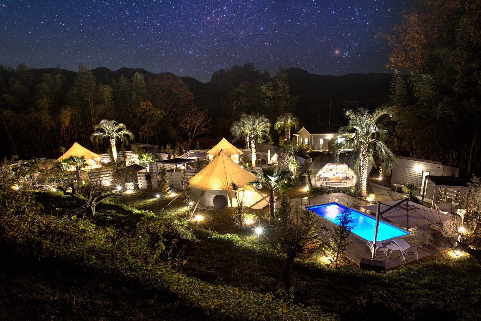 埼玉にプール付グランピング「＋RIVERPOOL FINE GLAMPING埼玉ちちぶ」夜は魅惑的にライトアップ