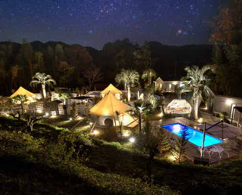 埼玉にプール付グランピング「+RIVERPOOL FINE GLAMPING埼玉ちちぶ」夜は魅惑的にライトアップ