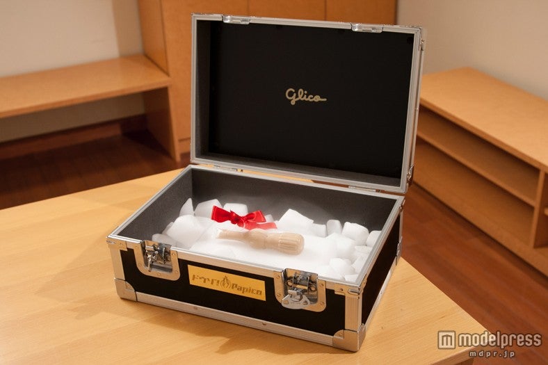 メンバーが“半分こ”した「パピコ」がおさめられるプレゼントボックス