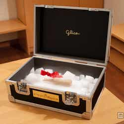 メンバーが“半分こ”した「パピコ」がおさめられるプレゼントボックス