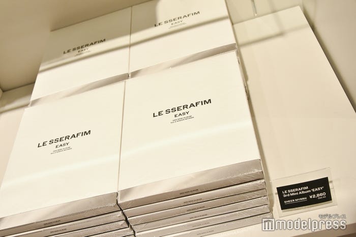 「LE SSERAFIM 2024 S/S POP UP IN TOKYO」内観(C)モデルプレス