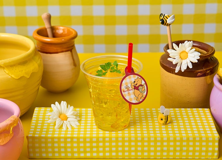 オレンジ入りレモネード税込990円（C）Disney. Based on the "Winnie the Pooh" works by A.A. Milne and E.H. Shepard.