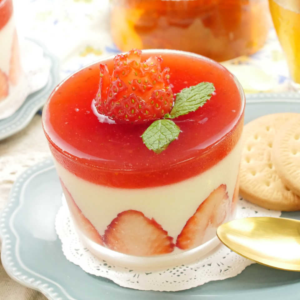 混ぜて冷やすだけ！ジャムで簡単「フラワーいちごババロア」