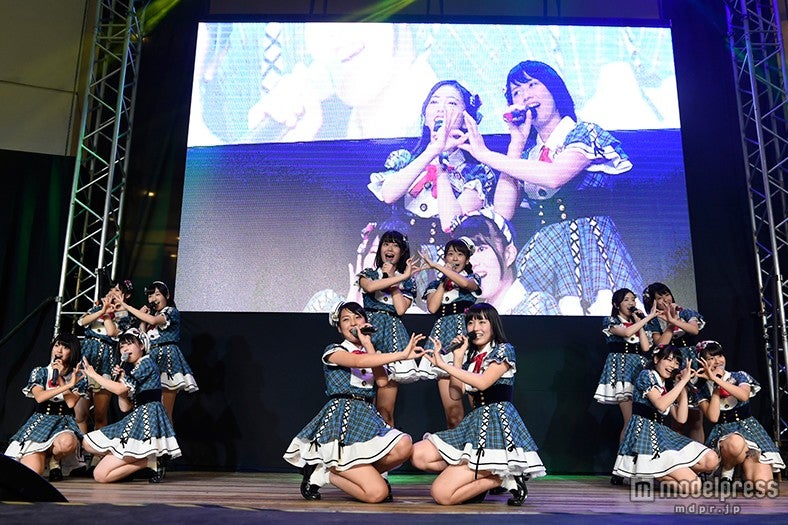 新天地でパフォーマンスしたAKB48（C）AKS【モデルプレス】