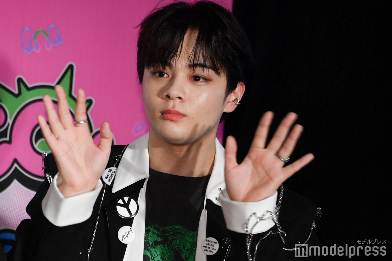 手を振る鶴房汐恩（C）モデルプレス