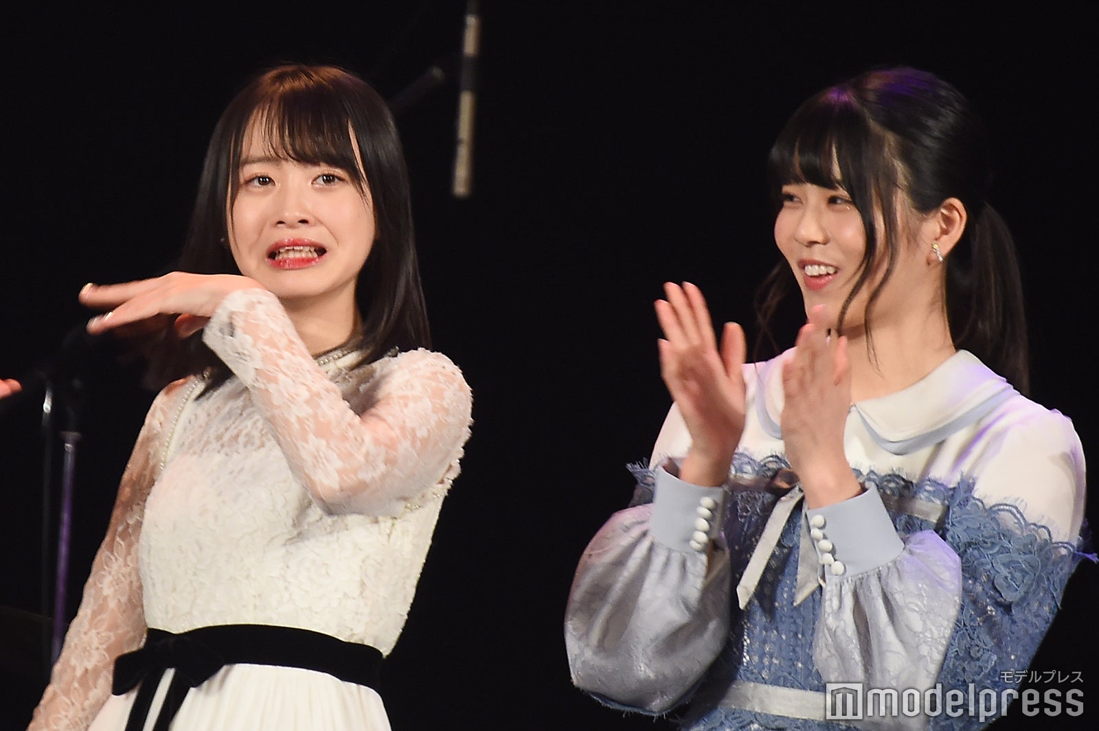 予選通過し驚く横山結衣、矢野帆夏／「AKB48グループ歌唱力No.1決定戦」決勝大会 （C）モデルプレス