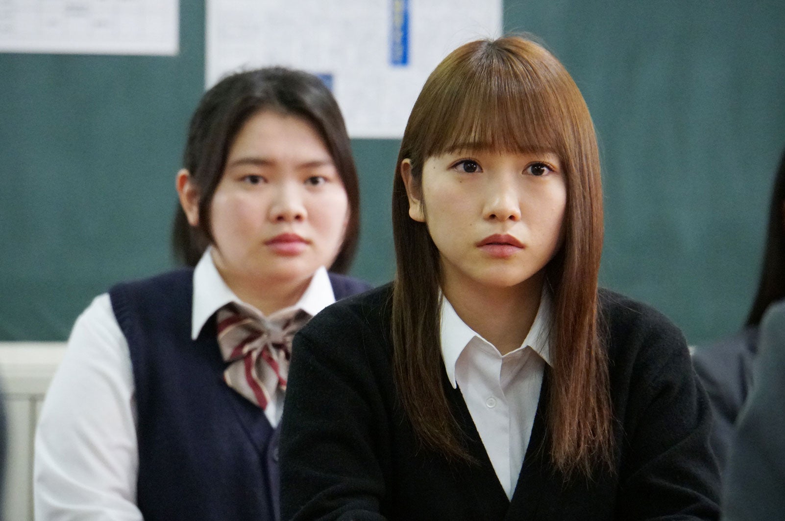 富田望生・川栄李奈／「3年A組 ―今から皆さんは、人質です―」第7話より（C）日本テレビ