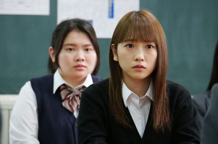 富田望生・川栄李奈/「3年A組 ―今から皆さんは、人質です―」第7話より(C)日本テレビ