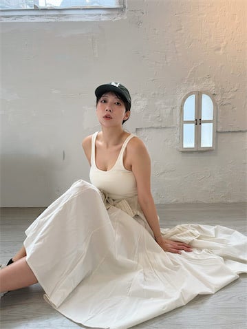 40歳"美しすぎる気象予報士"、ヘルシー肌見せホワイトコーデに「美人すぎ」「高級感」