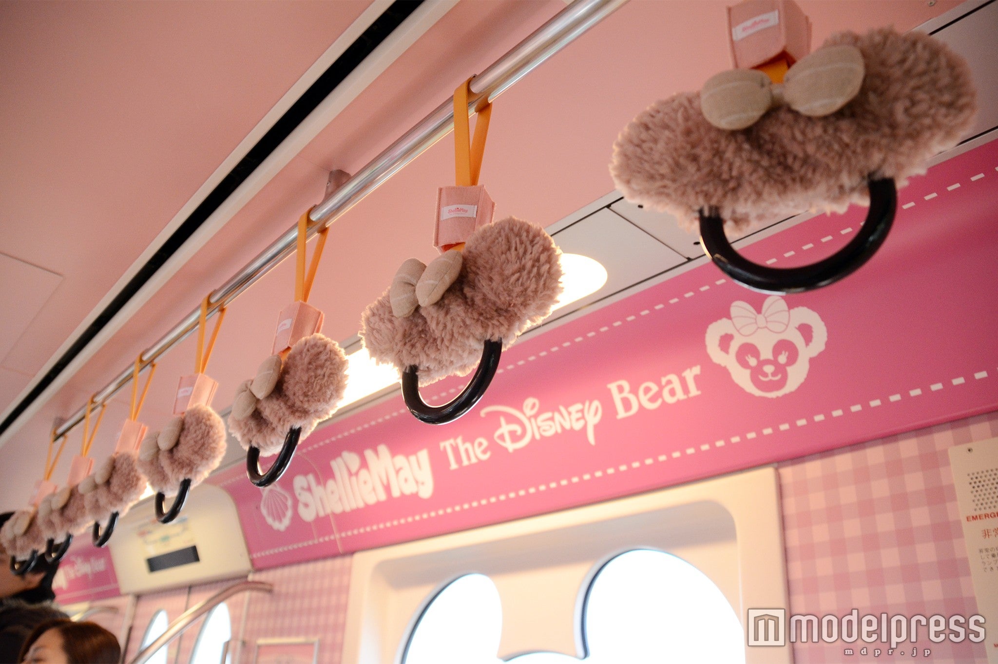 （C）モデルプレスシェリーメイ／つり革