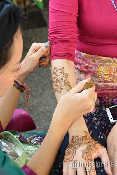 ヘナアート体験／画像提供：ナマステ・インディア事務局