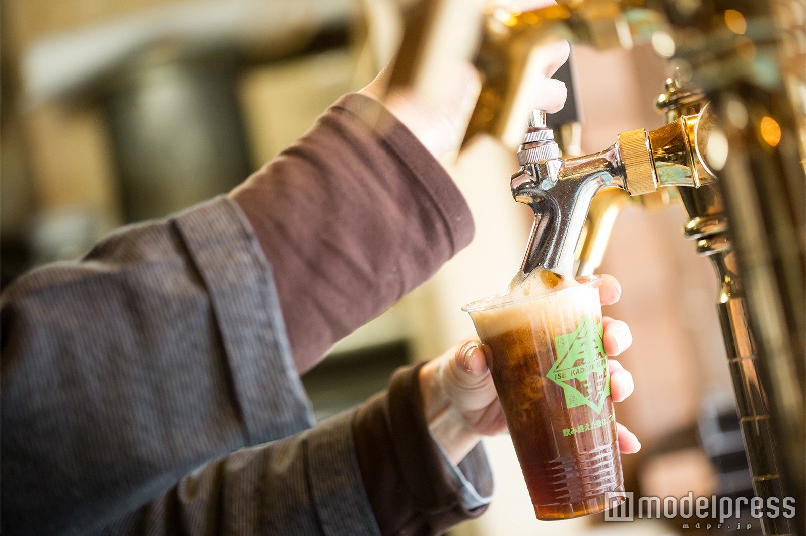 ビールサーバーからキンキンに冷えたできたてを提供（C）モデルプレス