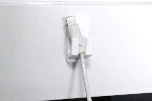 ダイソー　ケーブル端子用フック（粘着、4個）