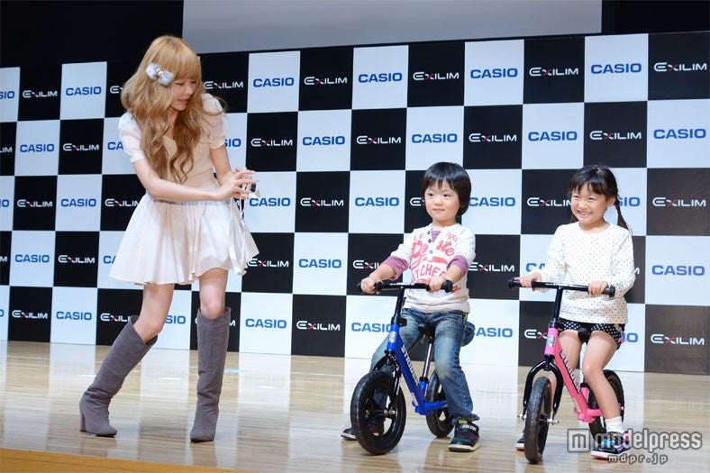 子どもを撮影する益若つばさ