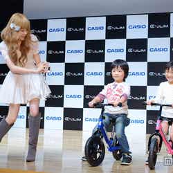 子どもを撮影する益若つばさ