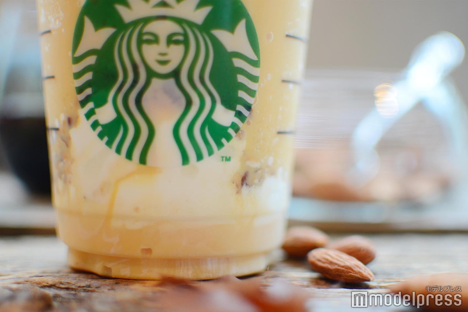 カップの底にもホイップクリームとキャンディーコーティングしたアーモンドがたっぷり （C）モデルプレス