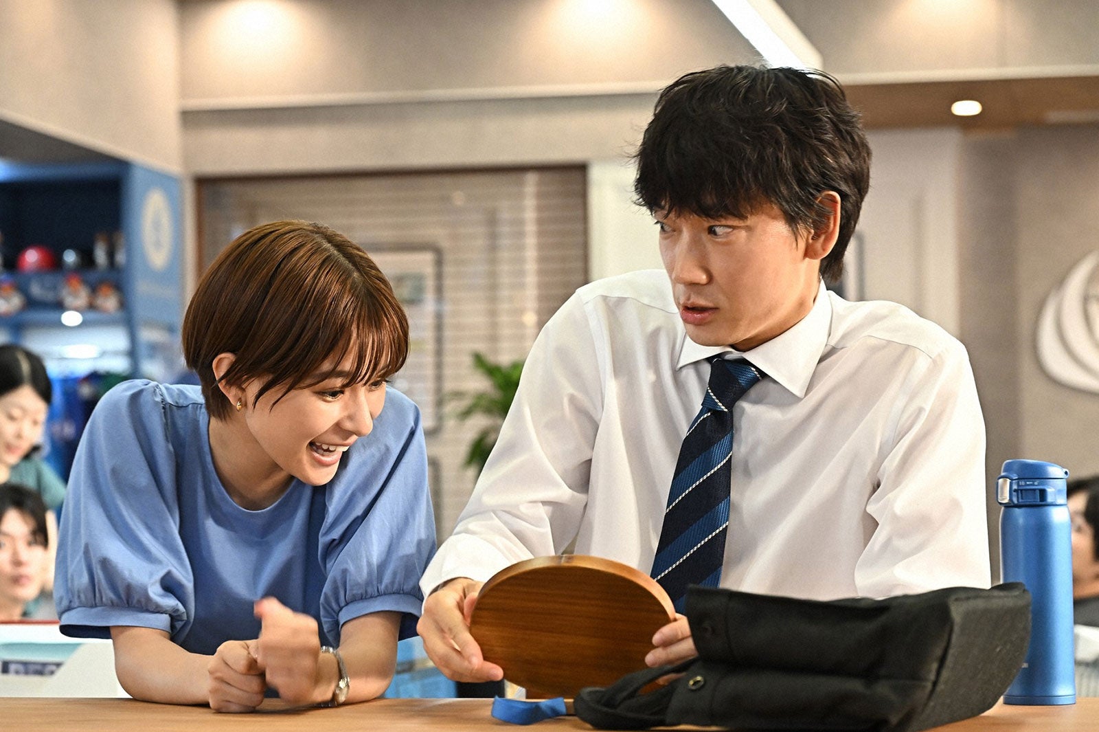 芳根京子、綾野剛／「オールドルーキー」第5話より（C）TBS