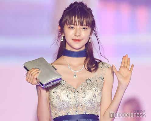 “オオカミちゃん”で話題・鈴木ゆうか、ゴージャスドレスで肌見せ 堂々ランウェイに歓声響く<関コレ2019A/W>