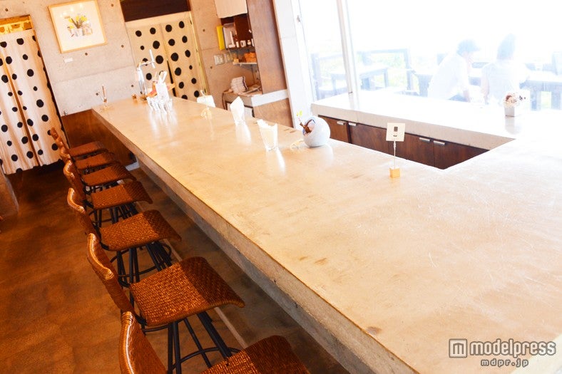 カウンターとテーブルどちらからも海が見える