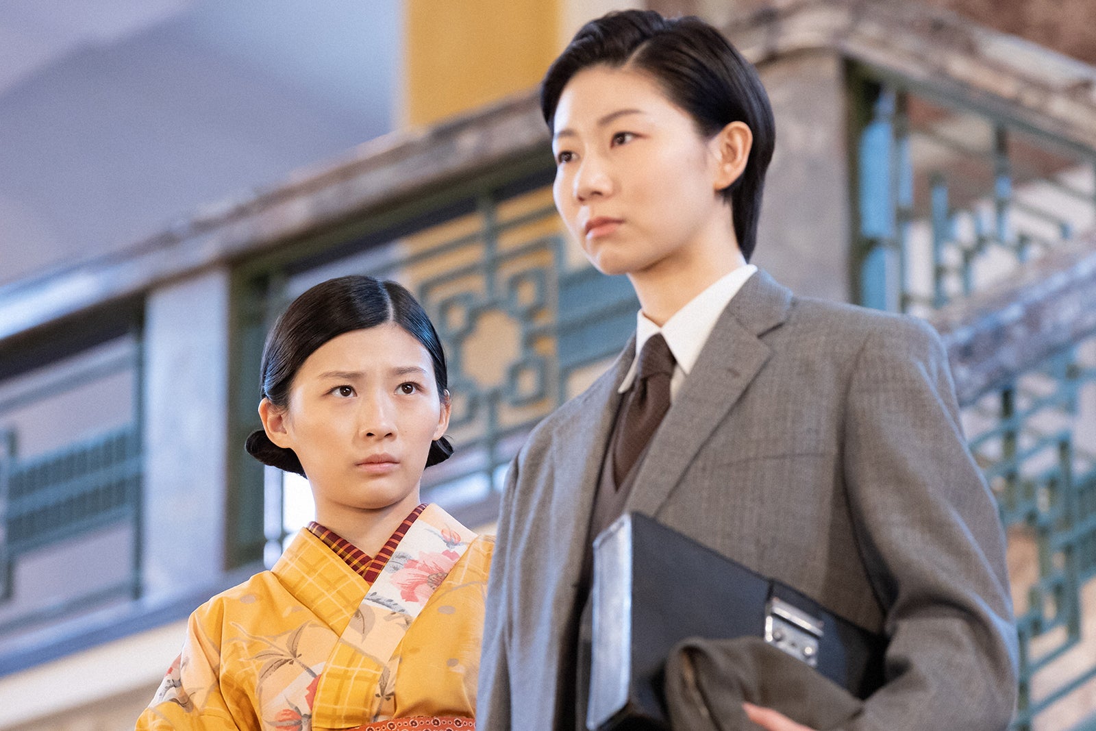 伊藤沙莉、土居志央梨「虎に翼」第8話より（C）NHK