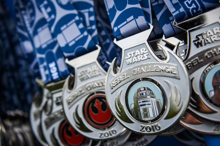スター・ウォーズ・ハーフマラソン・ウィークエンド完走者へ贈られた記念メダルAs to Disney artwork, logos and properties:(C)Disney