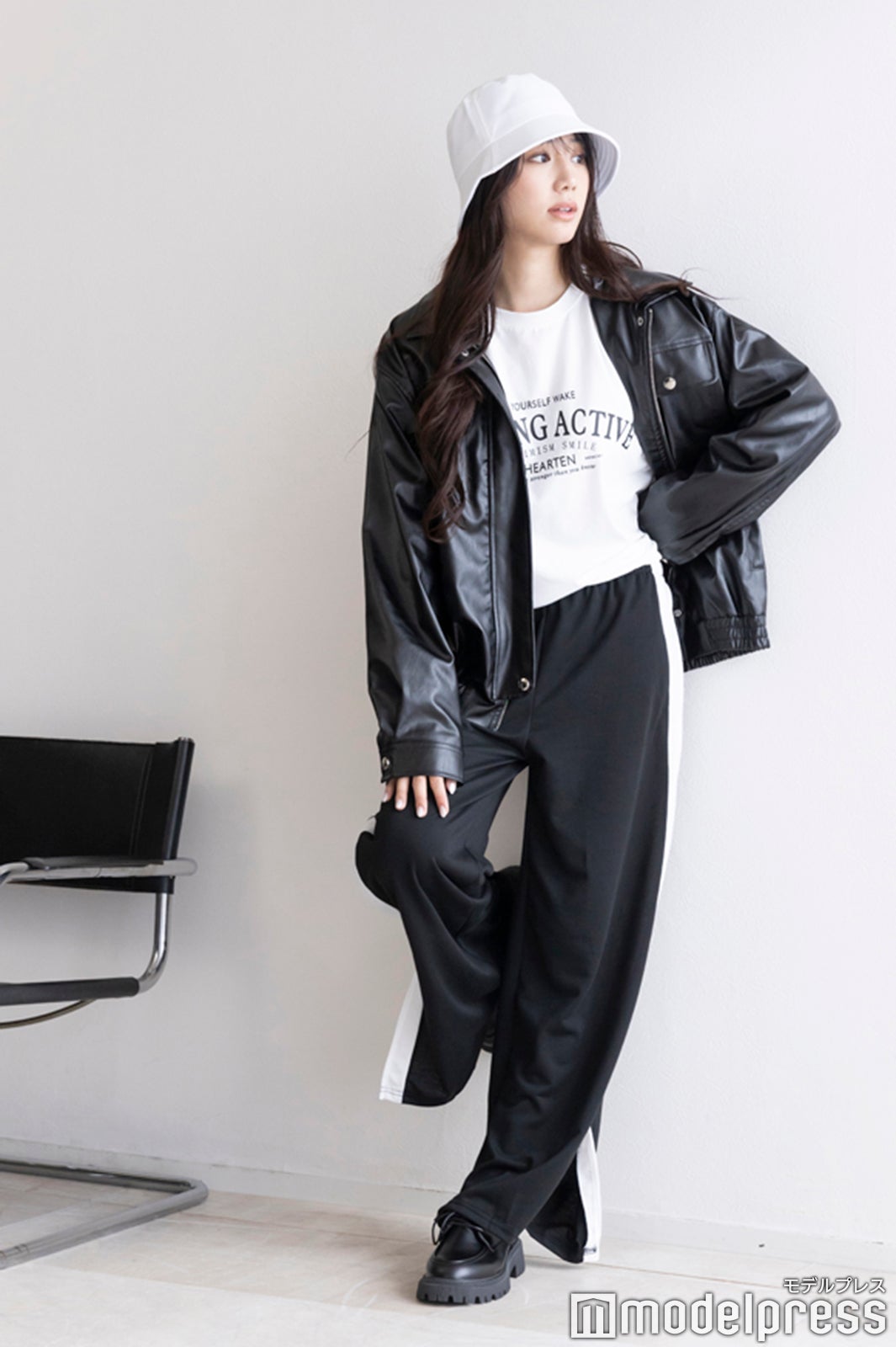 ジャケット￥4,886、ロングTシャツ￥1,268、パンツ￥1,265、ハット（白黒2個セット）￥482、靴￥2,101／オールアイテム：「SHEIN」（C）モデルプレス