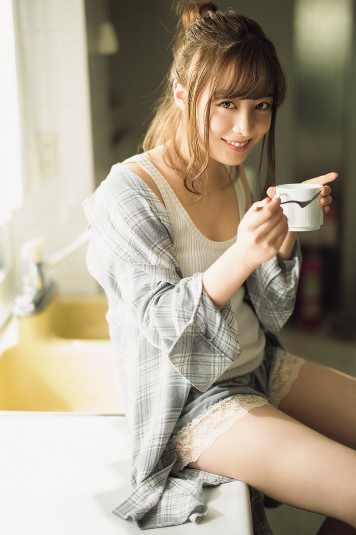 橋本環奈 素肌際立つ魅惑のセクシー 無邪気な笑顔にもドキッ モデルプレス