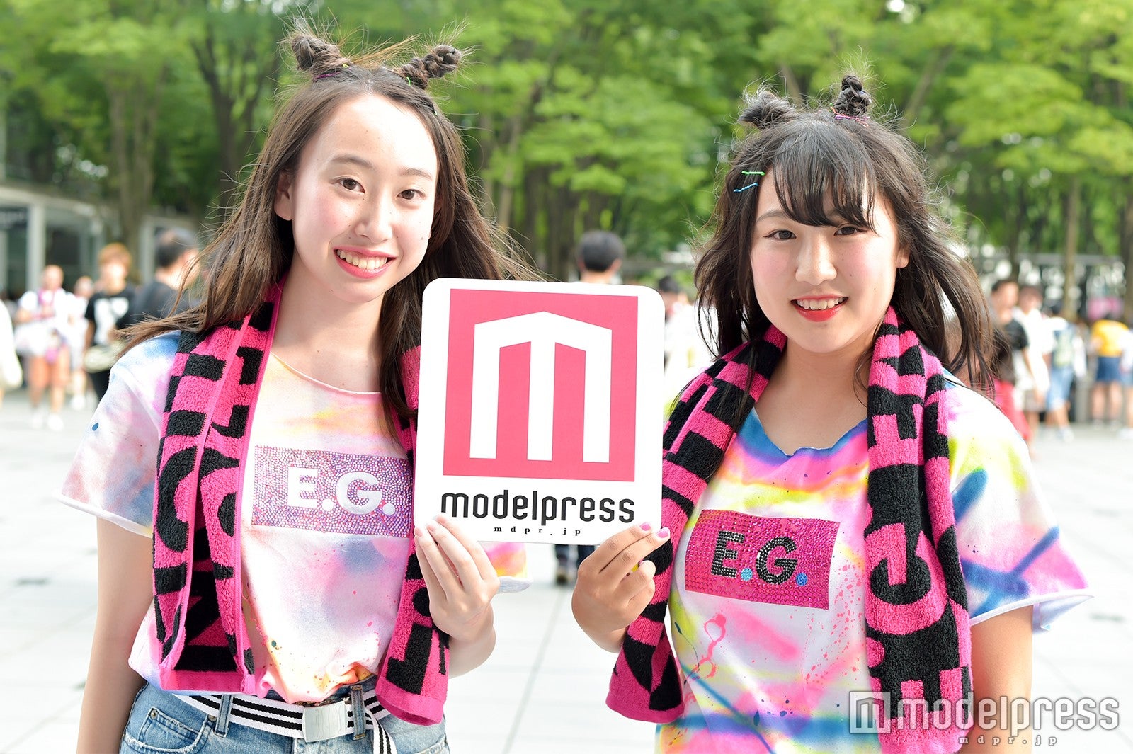 お揃いの髪型で参戦した2人組 （C）モデルプレス