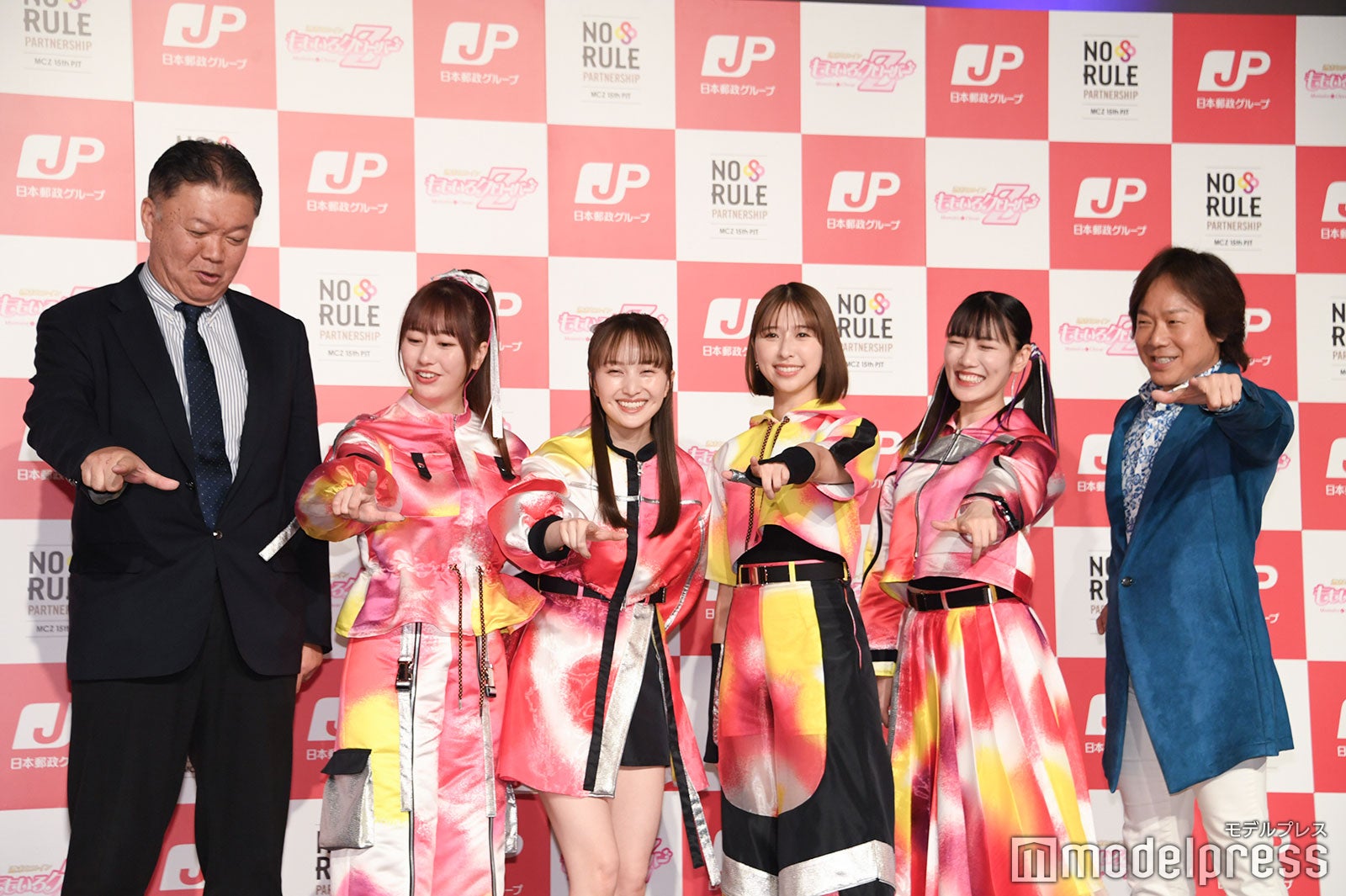 櫻井誠執行役にポーズを教えるももいろクローバーZ、佐藤弘道（C）モデルプレス