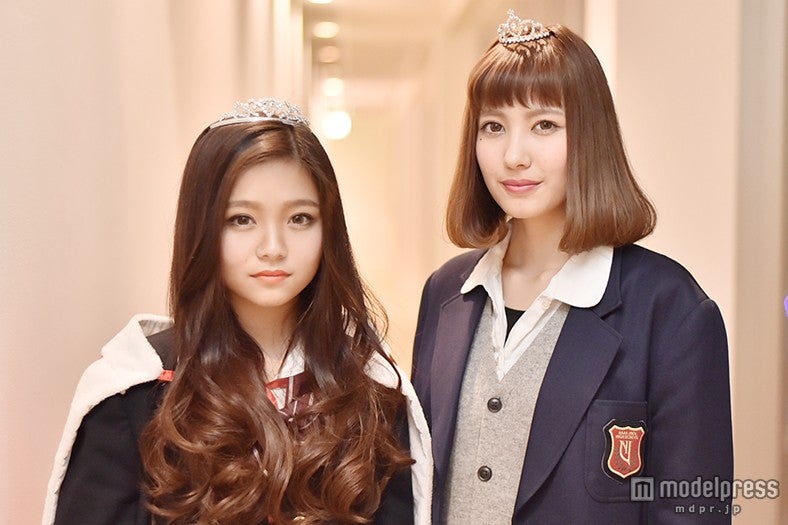 「関西女子高校生ミスコン2014」グランプリの“みゆ”こと桜井美悠さん（左）、準グランプリの“あやか”こと金城絢香さん（右）