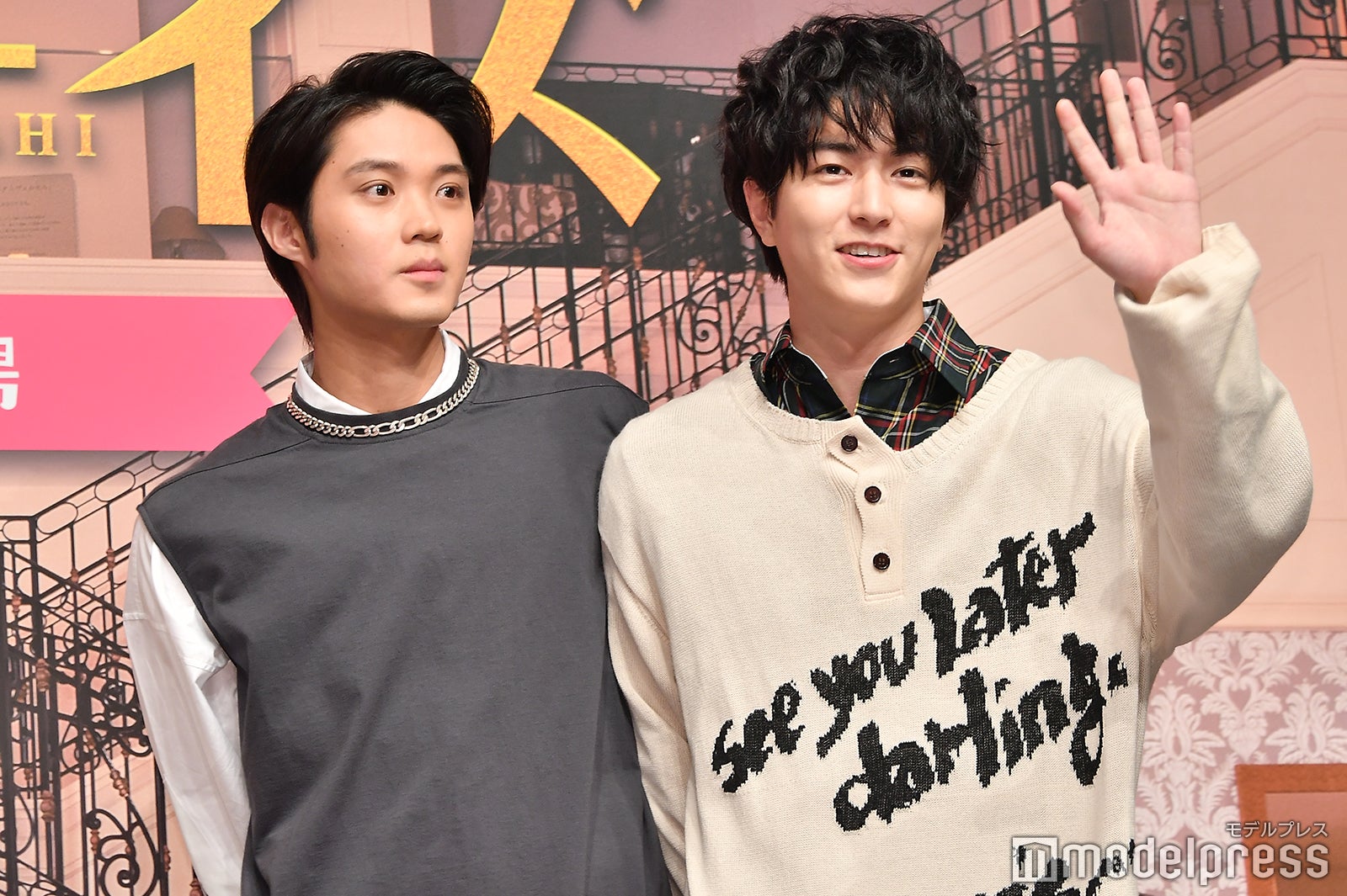 くっついている磯村勇斗、稲葉友（C）モデルプレス