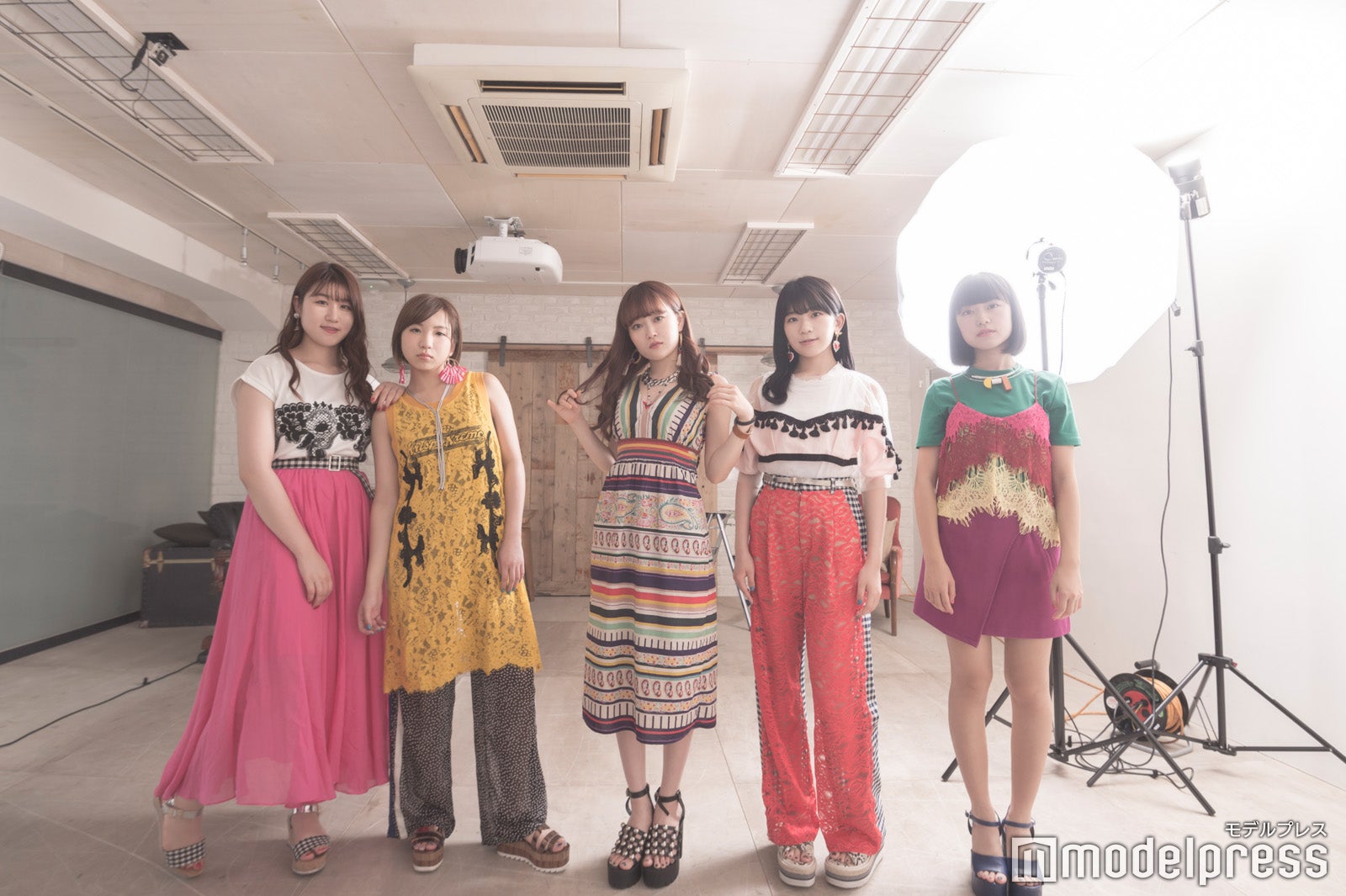 （左から）かれん、MAYU、芹奈、manaka、アサヒ（C）モデルプレス