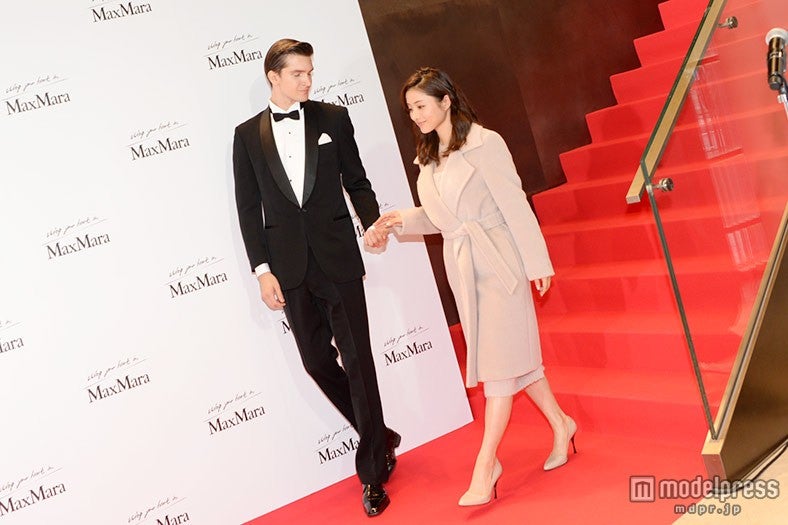 男性モデルにエスコートされて登場した石原さとみ