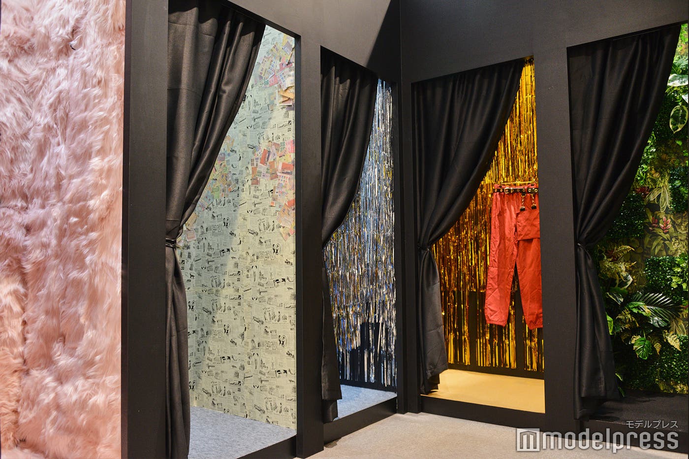 『SHEIN POPUP OSAKA』試着室も完備(C)モデルプレス