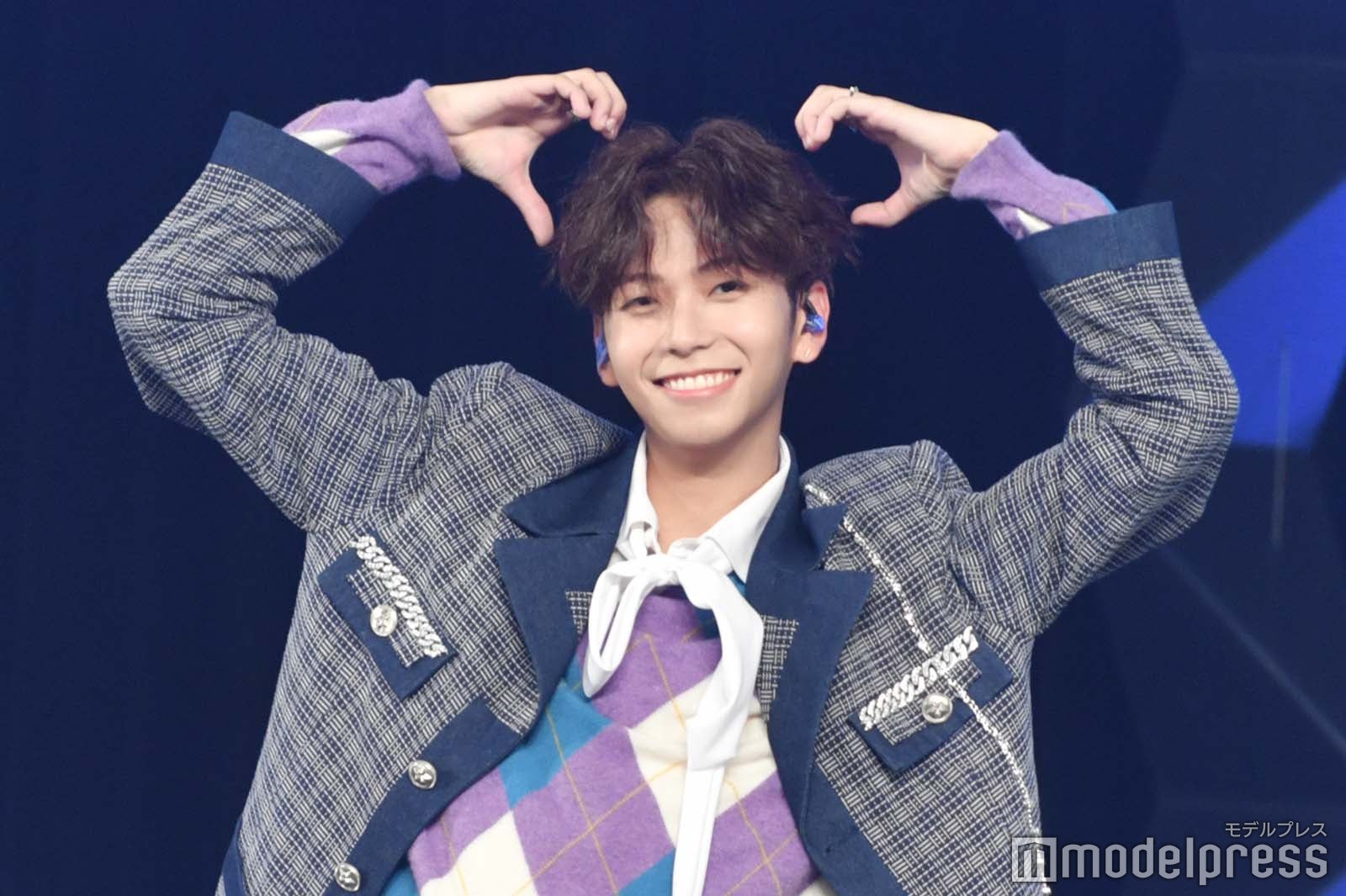 照れながらポーズを決めるアントニー（C）モデルプレス