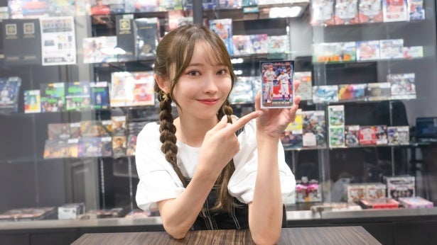 乃木坂46・黒見明香、MLBカード「Topps」の世界を深掘り! 4万円越えのカードパック購入で高額レアカードを狙う【MLB連載  9-6-3のファインプレー! #24】 - モデルプレス