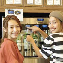 飲みたい銘柄が決まったら、お金を支払い、サーバのボタンをピッ(C)モデルプレス