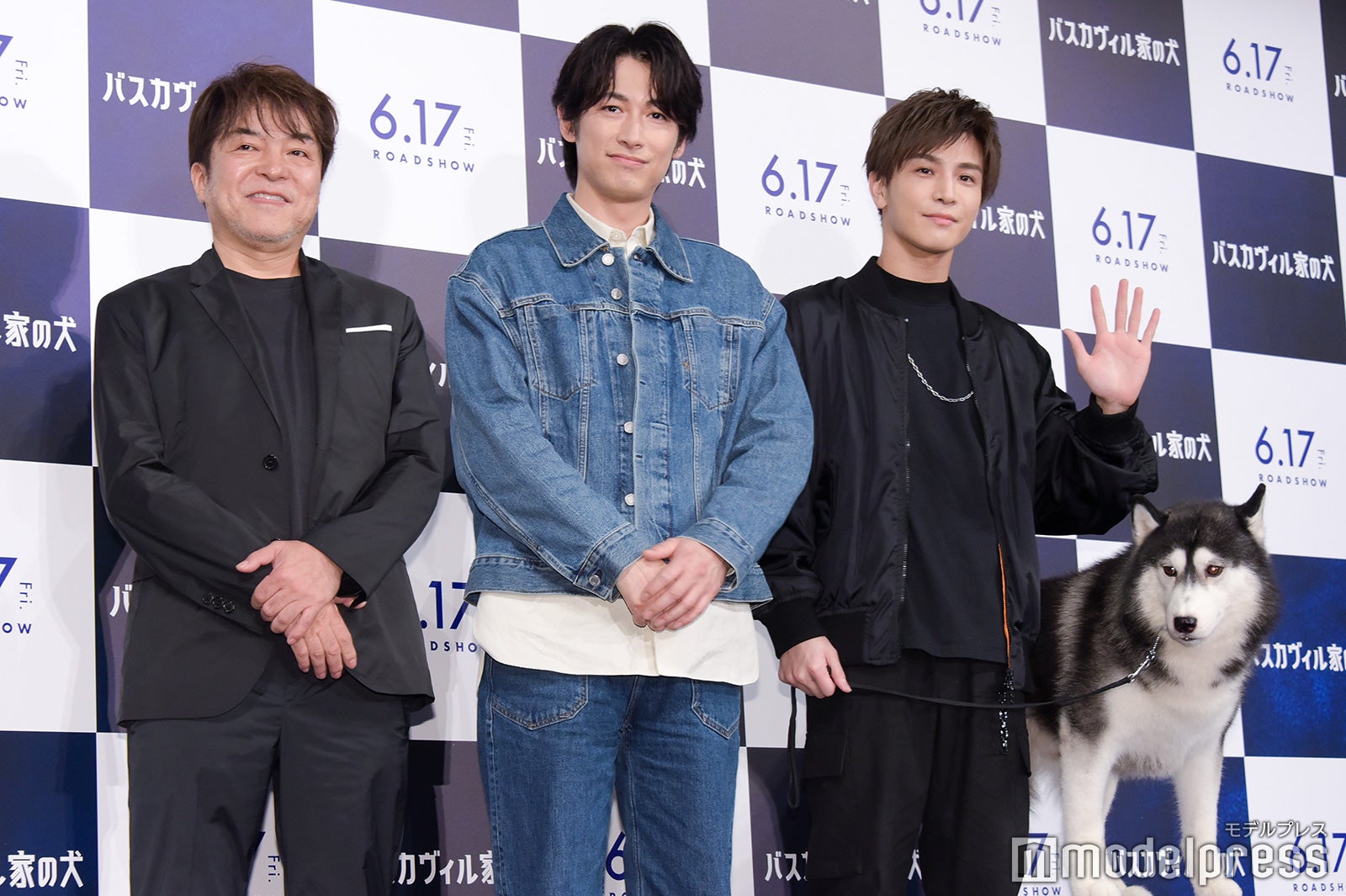 （左から）西谷弘監督、ディーン・フジオカ、岩田剛典、シベリアンハスキーのナイト（C）モデルプレス