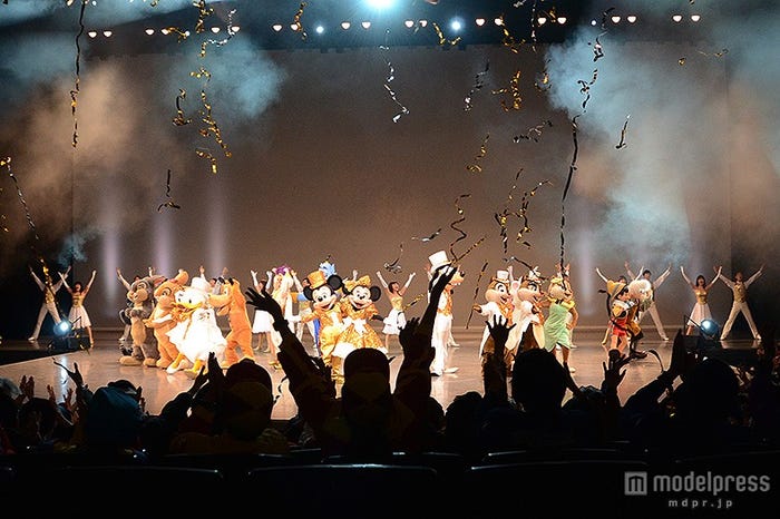 テープが舞う豪華なフィナーレ