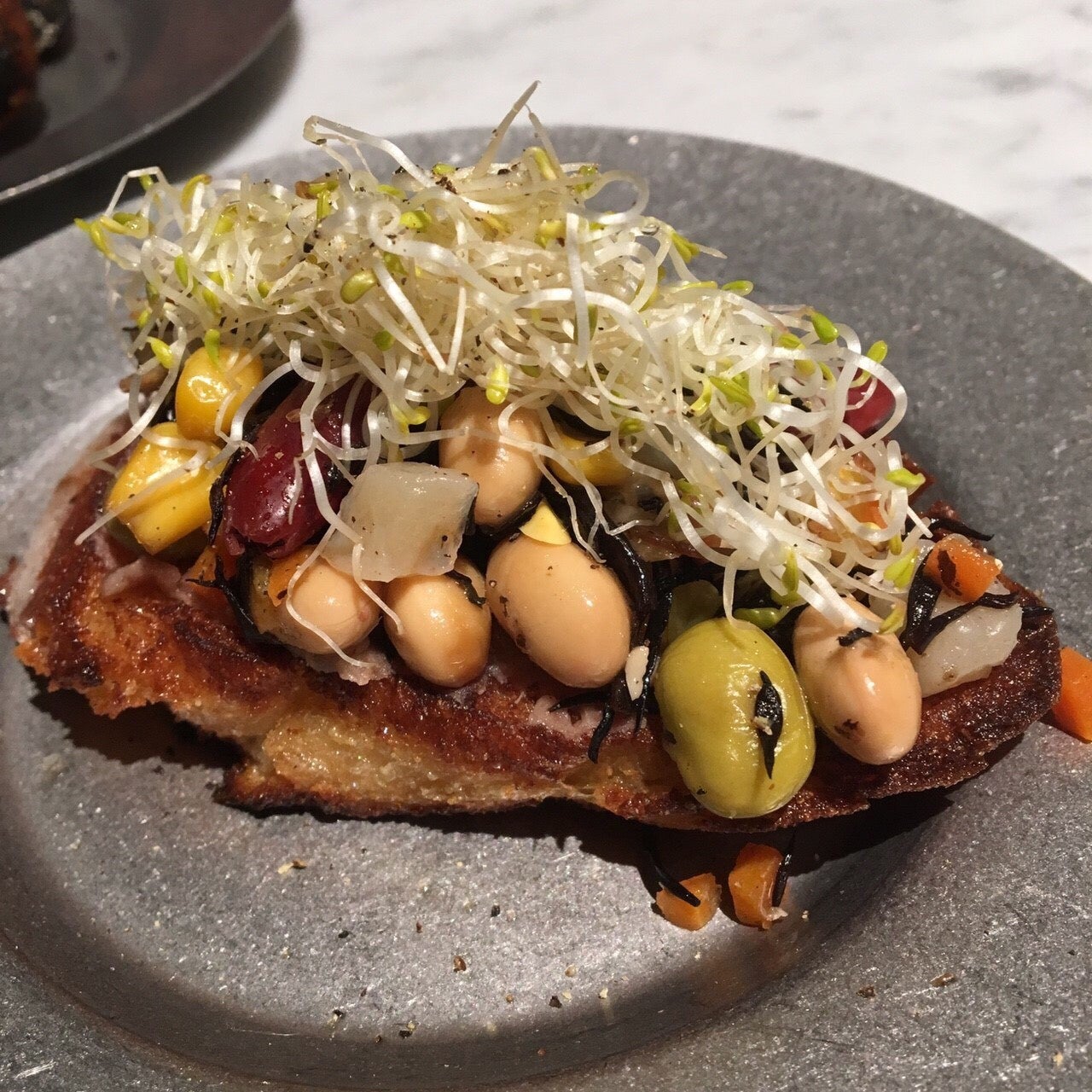 ビーガンフレンチトーストと豆のたブルスケッタ／画像提供：株式会社フードリンクグループ