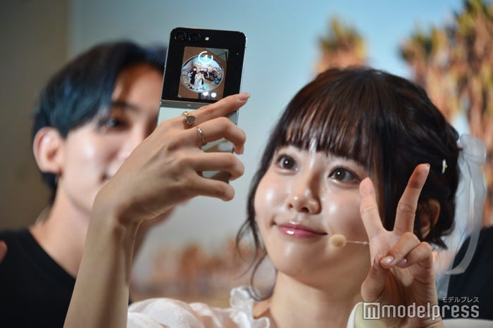 街エリアで自撮りをするちせ(C)モデルプレス