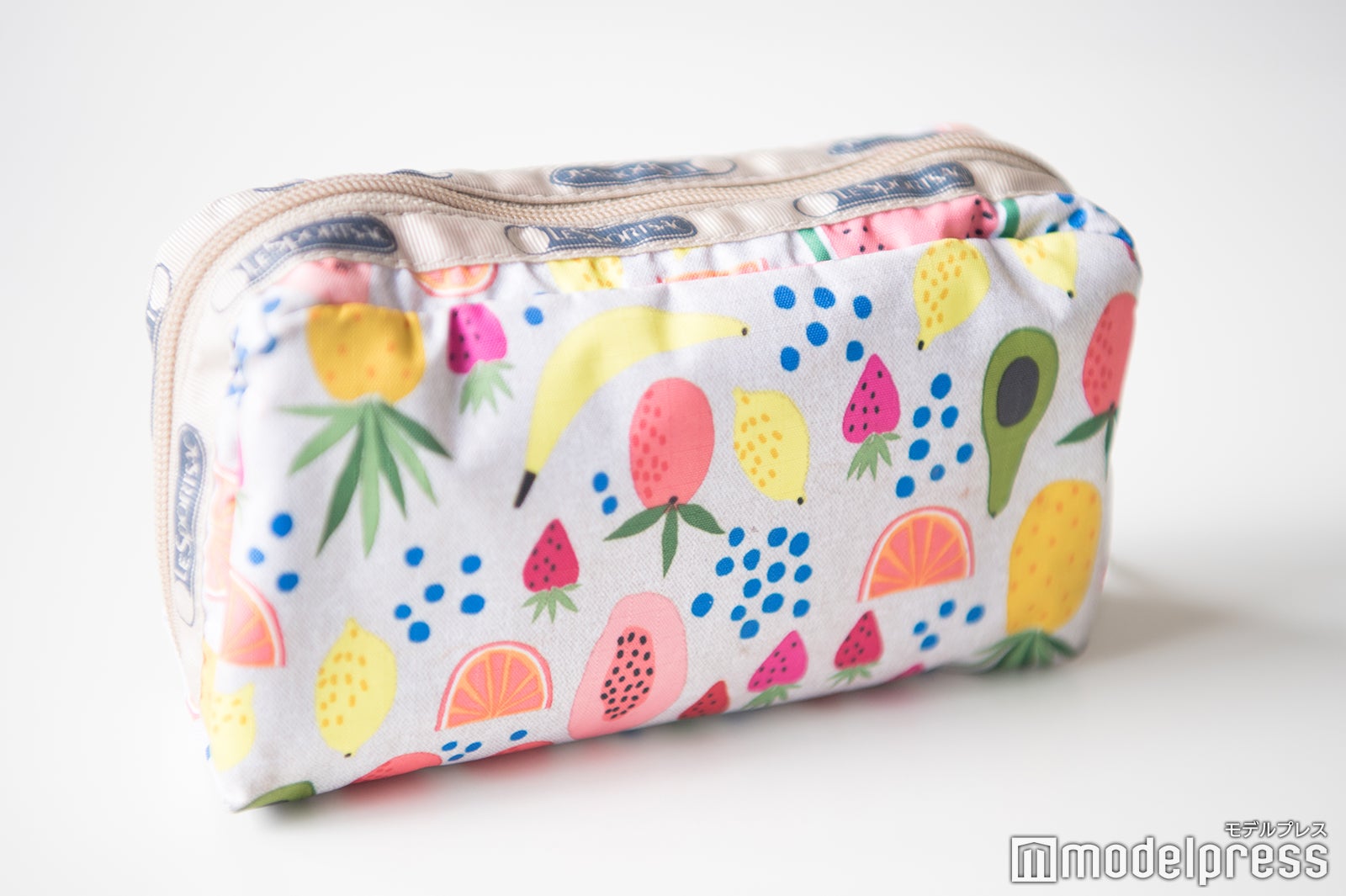 三上真奈アナウンサーのポーチ（C）モデルプレス