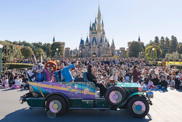 スペシャルグリーティングに登場した(後列左から)ジュディ、ニック(前列)上戸彩(C)Disney