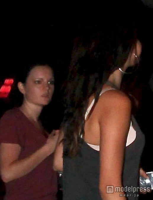 右側の子はボディもセレーナ似！X17online.com / Zeta Image